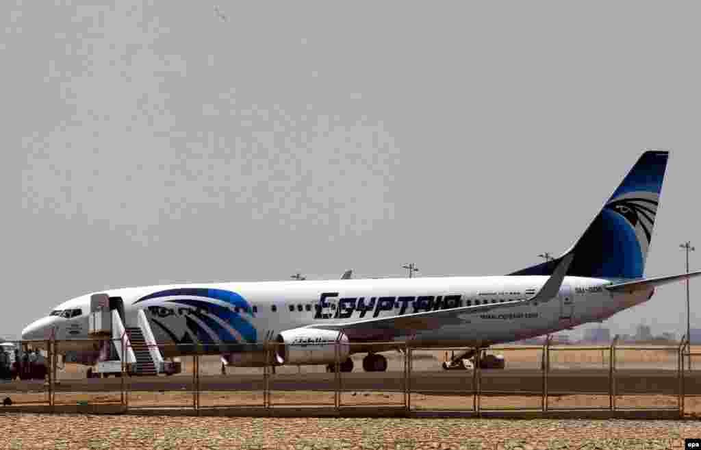 Một máy bay Boeing 737-866 của hãng EgyptAir trên đường băng tại sân bay Cairo, Ai Cập, ngày 19/5/2016.