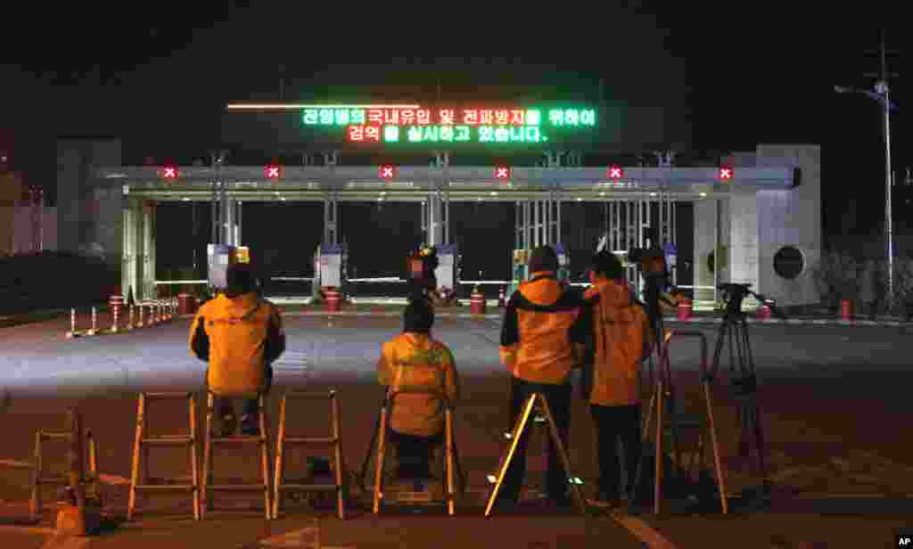 Media wait for South Koreans returning home from North Korea's Kaesong at the customs office near the border village of Panmunjom that separates the two Koreas, in Paju, South Korea, April 29, 2013.
