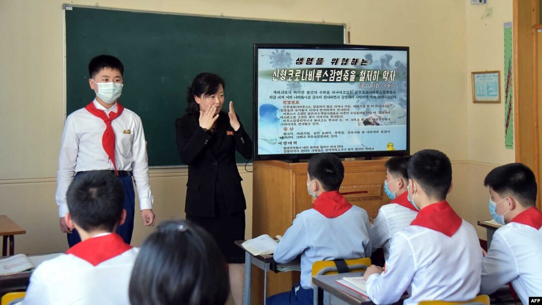 지난 5월 북한 평양의 한 학교 교실에서 신종 코로나바이러스 예방에 관한 수업을 하고 있다.