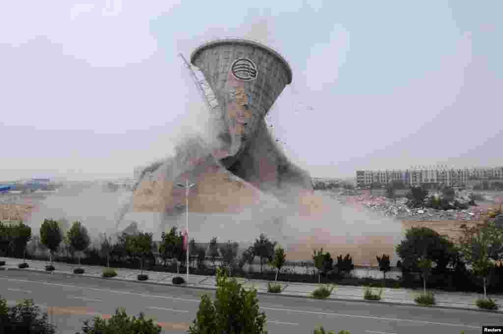 Sebuah menara pendingin di Binzhou, Shandong, China dihancurkan. 