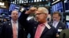 En la apertura de la Bolsa de Nueva York, el índice Dow Jones cayó 400 puntos.