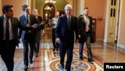 Shugaban masu rinjaye a Majalisar Dattawan Amurka Mitch McConnel, yayin da ya isa majalisar domin tattaunawa kan kudaden tallafi na coronavirus a watan Maris, 2020 REUTER/Joshua Roberts