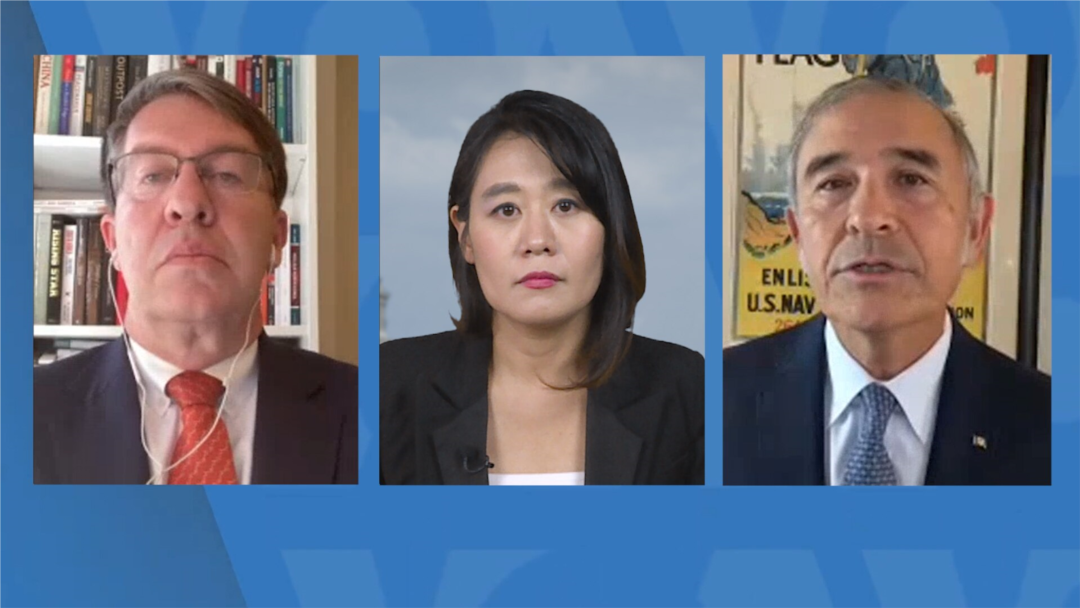 23일 워싱턴 톡 방송에 출연한 스콧 스나이더 미 외교협회 미한정책 국장(왼쪽)과 해리 해리스 전 주한 미국대사(오른쪽). 가운데는 진행자인 김영교 기자.