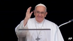 El Papa Francisco entrega su bendición mientras recita la oración del Ángelus desde la ventana de su estudio con vista a la Plaza de San Pedro, en el Vaticano, el domingo 18 de junio de 2023.