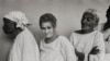 Durante diez días en 1998 la fotógrafa cubana Damaris Betancourt visitó el hospital psiquiátrico de La Habana, tras lo cual ha compilado fotos para su libro "Diez días en Mazorra", Rialta Ediciones, 2021. [Foto cortesía DB]