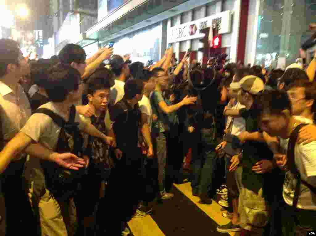 支持學生的市民自動組成人牆讓出通道要求警察拘捕打學生反佔中人士(美國之音海彥拍攝)