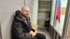 El periodista ruso Sergey Karelin comparece ante el tribunal en la región de Murmansk en Rusia, el sábado 27 de abril de 2024, tras ser arrestado por acusaciones de "extremismo", que ha negado. 