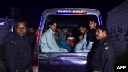 عفو بین‌الملل با ابراز نگرانی گرفته است که این اقدامات پاکستان، گروه‌های از قبل‌ آسیب‎پذیر پناهجویان افغان را در معرض خطر بیشتر قرار می‌دهد.