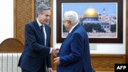 El secretario de Estado estadounidense, Antony Blinken, se reúne con el presidente palestino, Mahmud Abbas, durante su viaje de una semana destinado a calmar las tensiones en todo Oriente Medio, en Muqata'a, Ramallah, en la Cisjordania ocupada por Israel, el 10 de enero. 2024.