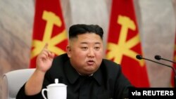 La decisión del líder norcoreano, Kim Jong Un, de "suspender" acciones militares contra Corea del Sur podrían aliviar las recientes tensiones en la península. Foto de KCNA distribuida por Reuters.