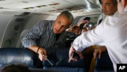 Manuel Rosales, entonces en el exilio, mira por la ventana del avión al aterrizar en el aeropuerto La Chinita, en Maracaibo, antes de ser arrestado por agentes de los cuerpos de inteligencia del gobierno de Nicolás Maduro, el 15 de octubre de 2015.