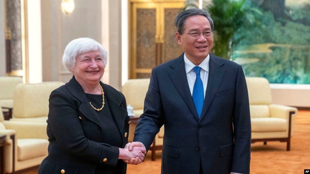 Američka sekretarka za finansije Dženet Jelen rukuje se sa kineskim premijerom Li Ćijang tokom sastanka u Pekingu (Foto: AP/Mark Schiefelbein, Pool)

