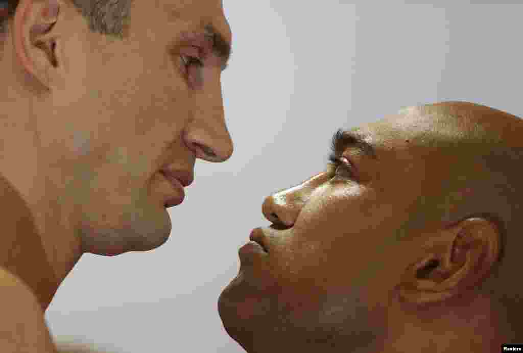 Juara dunia tinju kelas berat Vladimir Klitschko dari Ukraina berhadapan dengan Axel Leapai dari Australia (kanan) setelah melakukan penimbangan berat badan resmi di Muelheim, sebuah kota di barat Jerman. Klitschko akan menghadapi Leapei pada tanggal 26 April. 