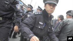 2月27日上海警方試圖阻止外國記者拍照抓捕現場