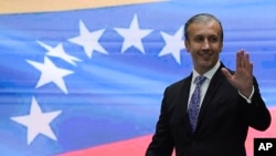 Tareck El Aissami, entonces ministro de petróleo de Venezuela, saluda durante la firma de un convenio energético en Caracas, el 2 de diciembre de 2022.