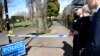 La primera ministra de Gran Bretaña, Theresa May, está acompañada por el comisario jefe de policía de Wiltshire, Kier Pritchard y el diputado de Salisbury John Glen, mientras ve el área donde el ex agente doble ruso Sergei Skripal y su hija fueron hallados críticamente enfermos en Salisbury, Inglaterra. Marzo 15 de 2018.