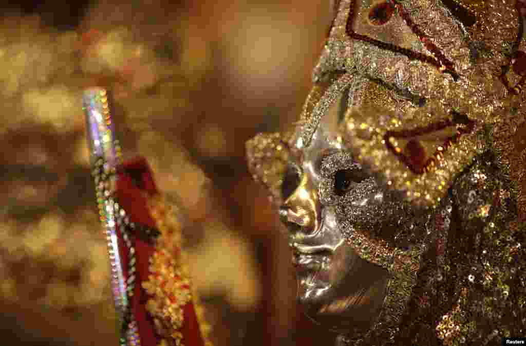 Seorang anak laki-laki memakai kostum Sao Jorge, atau Saint George, mengikuti parade di Rio de Janeiro, Brazil.