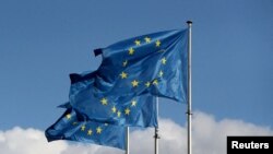 Флаги Евросоюза у здания штаб-квартиры организации в Брюсселе (архивное фото)