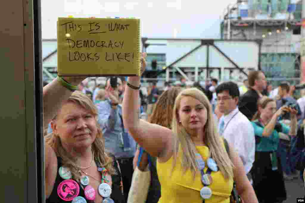 Para pendukung Bernie Sanders berdemonstrasi melawan pencalonan Hillary Clinton. (VOA/A. Shaker).