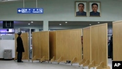 북한 평양 공항의 내부. 미국 '산호세 머큐리 뉴스'는 캘리포니아주에 거주하는 85살 매릴 뉴먼 씨가 지난 달 이윳들과 북한을 여행차 방문했다가 귀국행 비행기에서 억류됐다고 보도했다.