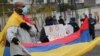 Trabajadores reclaman el fin de los despidos con motivo de la crisis generada por la pandemia durante una protesta en Quito, el 1 de mayo de 2020.