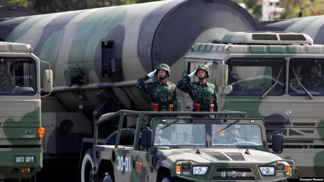 Arhiva: Vojnici Kineske narodne armije salutiraju ispred mobilnih nosača raketa koje su sposobne da nose nuklearne bojeve glave, tokom parade u Pekingu.