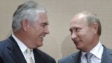 Rex Tillerson, durante um encontro em Agosto de 2011 com o líder russo, Vladimir Putin. 