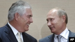 Rex Tillerson, durante um encontro em Agosto de 2011 com o líder russo, Vladimir Putin. 