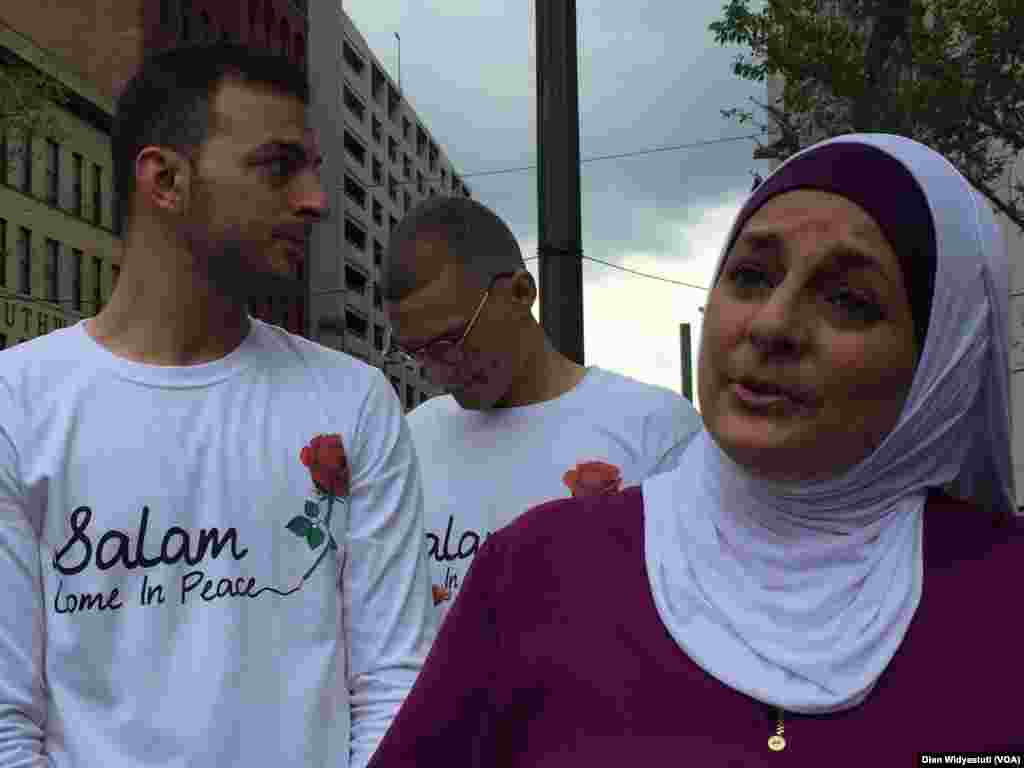 Rose Hamid, seorang demonstran yang menyuarakan perdamaian lewat gerakan "Salam, I come in peace". Hamid sebelumnya pernah diusir dari kampanye Trump di South Carolina yang ia hadiri.