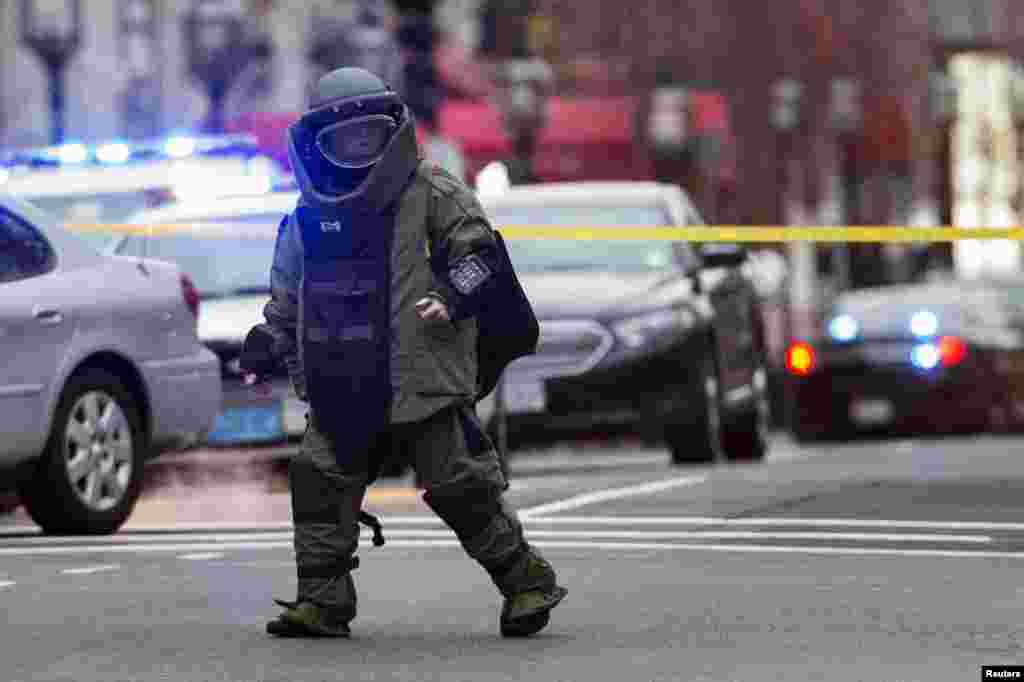 Un especialista en desactivación de bombas se prepara para actuar y controlar alguna detonación durante la búsqueda del sospechoso prófugo.