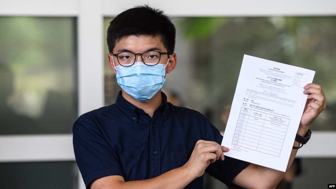 香港民主派活動人士黃之鋒手持參加區議會選舉提名表。（2020年7月20日）