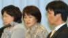 지난 2002년 북-일 정상회담을 계기로 다른 일본인 납북자 3 명과 함께 귀국한 하스이케 카오루 씨(오른쪽)와 유키코 씨(가운데) 부부가 2004년 도쿄에서 가지고 있다. (자료사진)