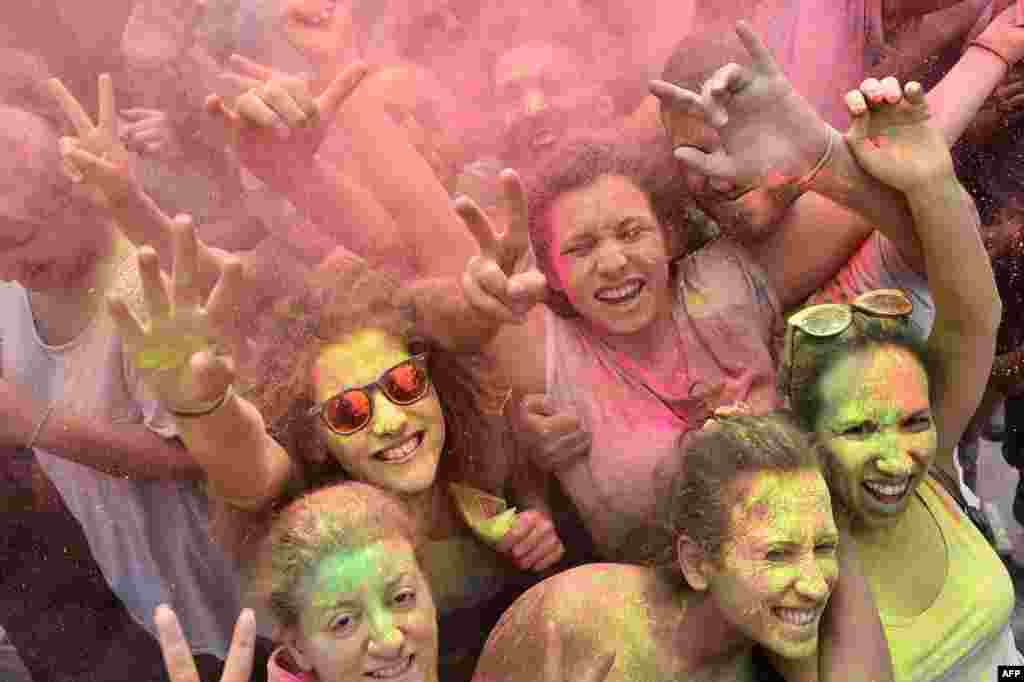 Warga ambil bagian dalam festival "Roma Colours" di Roma, Italia.