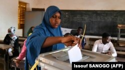 Une femme vote à Niamey le 27 décembre 2020 lors des élections présidentielle et législatives du Niger.