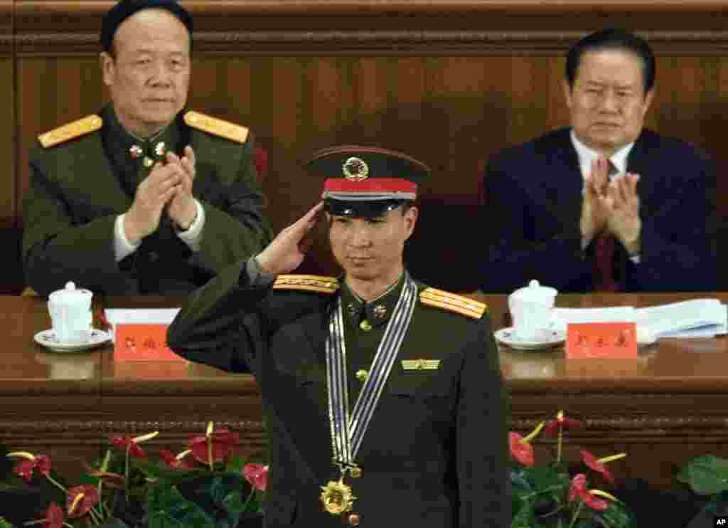 2005年11月，中国中央军委副主席郭伯雄（左）和公安部长周永康（右）参加庆祝神舟六号完成航天飞行的仪式。在江泽民时代，中国经济和科技大发展，但也产生了郭伯雄和周永康这类大贪官。那时郭伯雄和周永康被看做是江泽民的亲信。