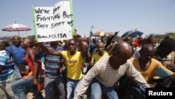 Striking platinum miners march near the Anglo-American Platinum mine near Rustenburg in South Africa's North West Province, October 5, 2012. 