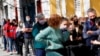 Una fila de personas espera para votar en las elecciones primarias legislativas en Buenos Aires, Argentina, el 12 de septiembre de 2021.