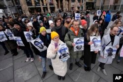 ARHIVA - Ljudi drže fotografije političkih zatvorenika u Rusiji, tokom skupa u Beogadu 21. januara 2023.