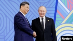 Rais wa China Xi Jinping (L) na Rais wa Russia Vladimir Putin katika picha waliyokutana pamoja 2024.
