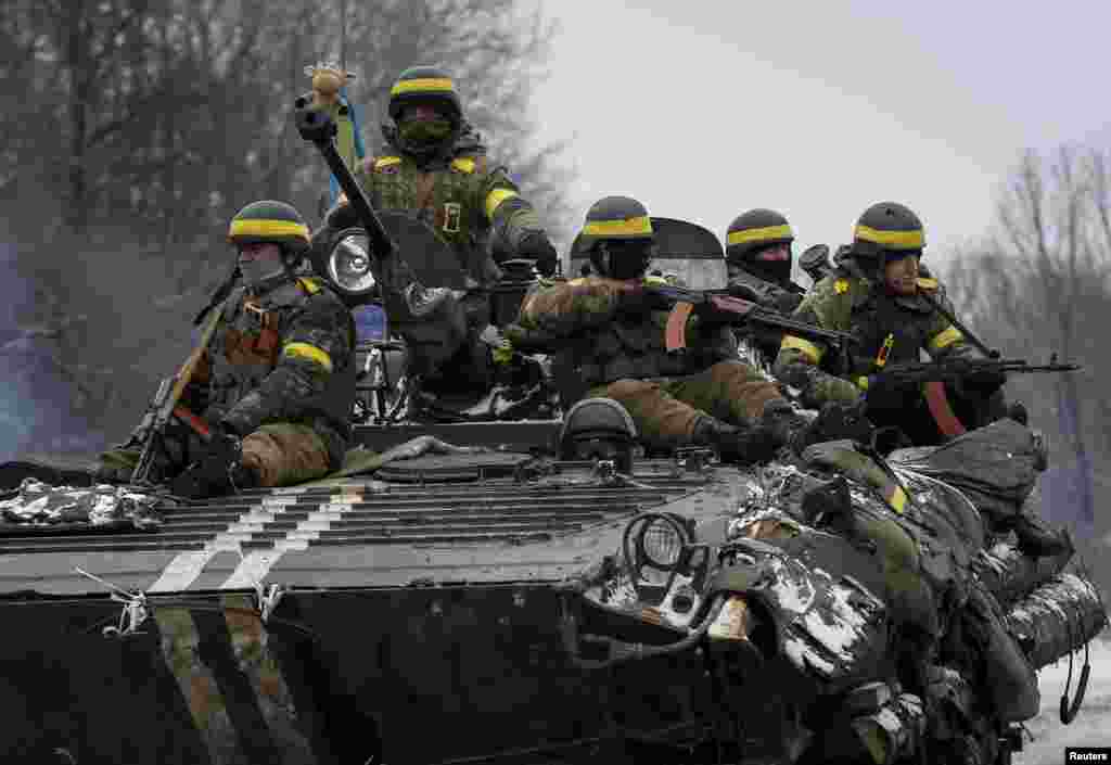 Thành viên của lực lượng vũ trang Ukraine đi trên xe bọc thép APC gần làng Debaltseve, miền đông Ukraine, ngày 10/2/2015.