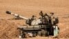Un soldado israelí sentado en un tanque cerca de la frontera de Israel con la Franja de Gaza, en el sur de Israel, el 12 de octubre de 2023.
