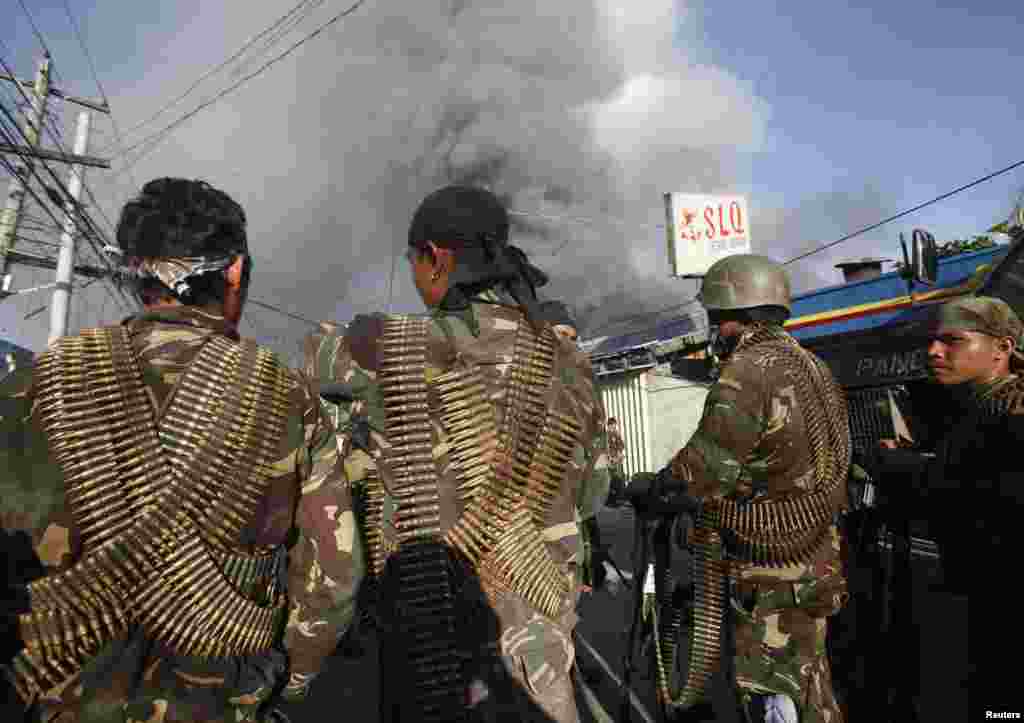 Pasukan pemerintah menggunakan amunisi dalam bersiap melawan pemberontak Muslim di Zamboanga, Filipina (13/9). (AP/Bullit Marquez)
