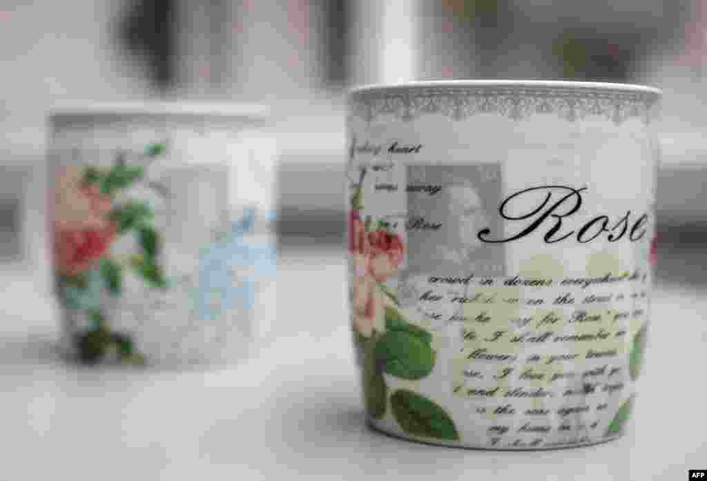 Dua mug kopi yang menampilkan gambar prangko dengan potret Adolf Hitler terlihat di Herford, Jerman Barat. Sebuah toko furnitur Jerman telah meminta maaf tidak sengaja telah menjual mug-mug tersebut yang dipesan dari supplier di China. 