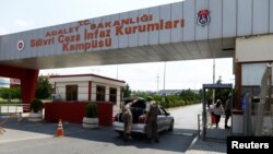 Turski žandarmi ispred zatvorskog kompleksa Silivri u blizini Istanbula. 
