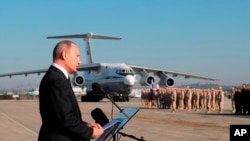 Президент России Владимир Путин на авиабазе Хмеймим, Сирия. Архивное фото, 12 декабря 2017.