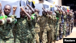 Wanajeshi wa Uganda wakiwa kwenye kambi ya kijeshi ya Entebbe, wakibeba jeneza za mabaki ya wanajeshi wa Uganda waliouawa nchini Somalia, Septemba 3, 2015, picha ya Reuters.