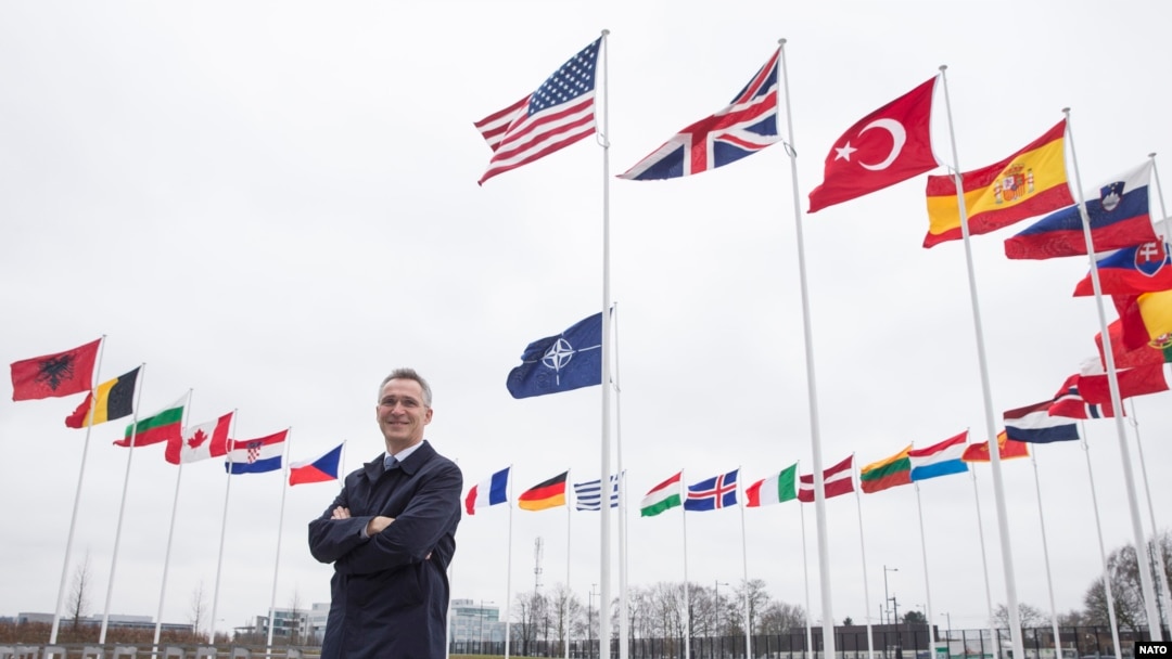 Generalni sekretar NATO-a, Jens Stoltenberg ispred zastava 29-članica najvećeg odbrambenog saveza na svetu