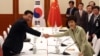 7일 발리 아요디아호텔에서 열린 한국-중국 정상회담에서 박근혜 한국 대통령(오른쪽)과 시진핑 중국 국가주석이 회담에 앞서 악수하고 있다.