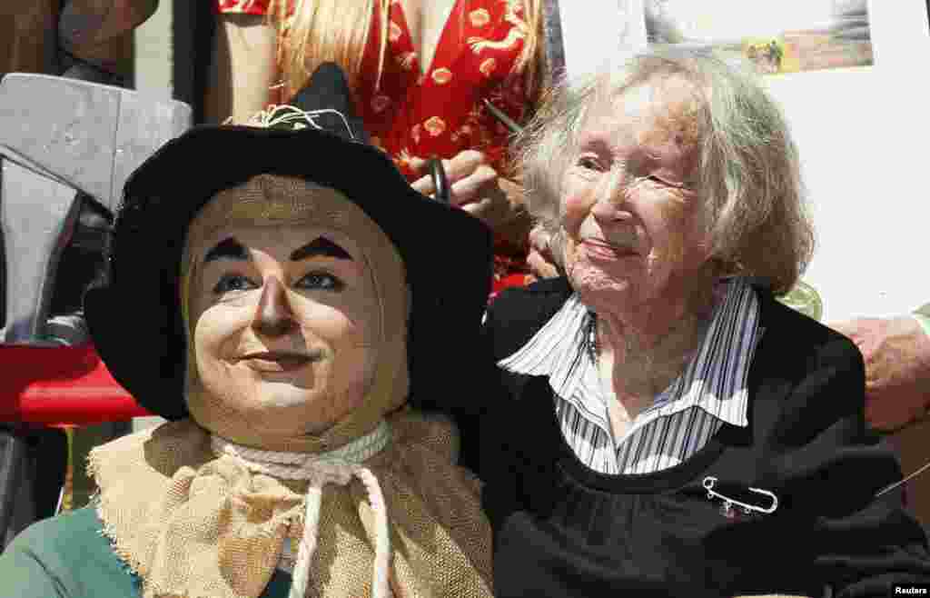 Ruth Duccini (kanan), 95 tahun, yang memerankan wanita 'Munchkin' dalam film klasik 'The Wizard of Oz', berpose dengan kostum karakter yang ia mainkan dalam film, pada pemutaran perdana 'The Wizard of Oz' di Hollywood, California.