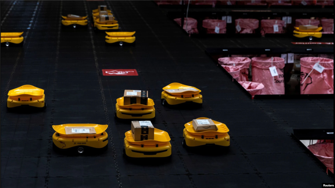 Robots sort parcels at the Hellenic Post's sorting centre in Kryoneri, Greece, October 4, 2021. Picture taken October 4, 2021. (REUTERS/Alkis Konstantinidis)
